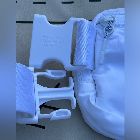 Lululemon Everywhere Belt Bag 1L
White - Picture 6 of 8